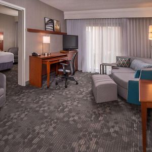 One Bedroom Suite Two Queens